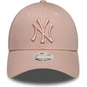 rosa-verstellbare-curved-cap-mit-rosa-logo-fur-damen-9forty-league-essential-der-new-york-yankees-mlb-von-new-era