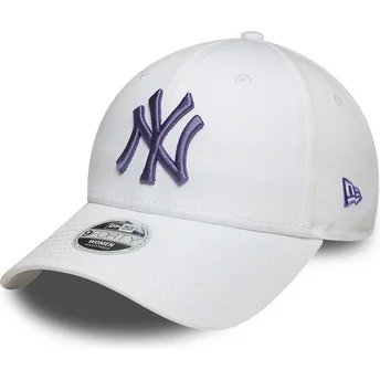 Weiße verstellbare Curved Cap mit violettem Logo für Damen 9FORTY League Essential der New York Yankees MLB von New Era