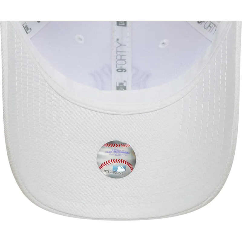 shapka-izvita-byala-reguliruem-9forty-league-essential-na-new-york-yankees-mlb-ot-new-era shapka-izvita-byala-reguliruem-9forty-league-essential-na-new-york-yankees-mlb-ot-new-era