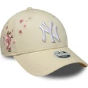 shapka-izvita-bezhov-reguliruem-9forty-floral-icon-side-na-new-york-yankees-mlb-ot-new-era