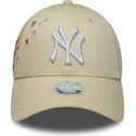 shapka-izvita-bezhov-reguliruem-9forty-floral-icon-side-na-new-york-yankees-mlb-ot-new-era