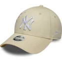 shapka-izvita-bezhov-reguliruem-9forty-floral-icon-side-na-new-york-yankees-mlb-ot-new-era