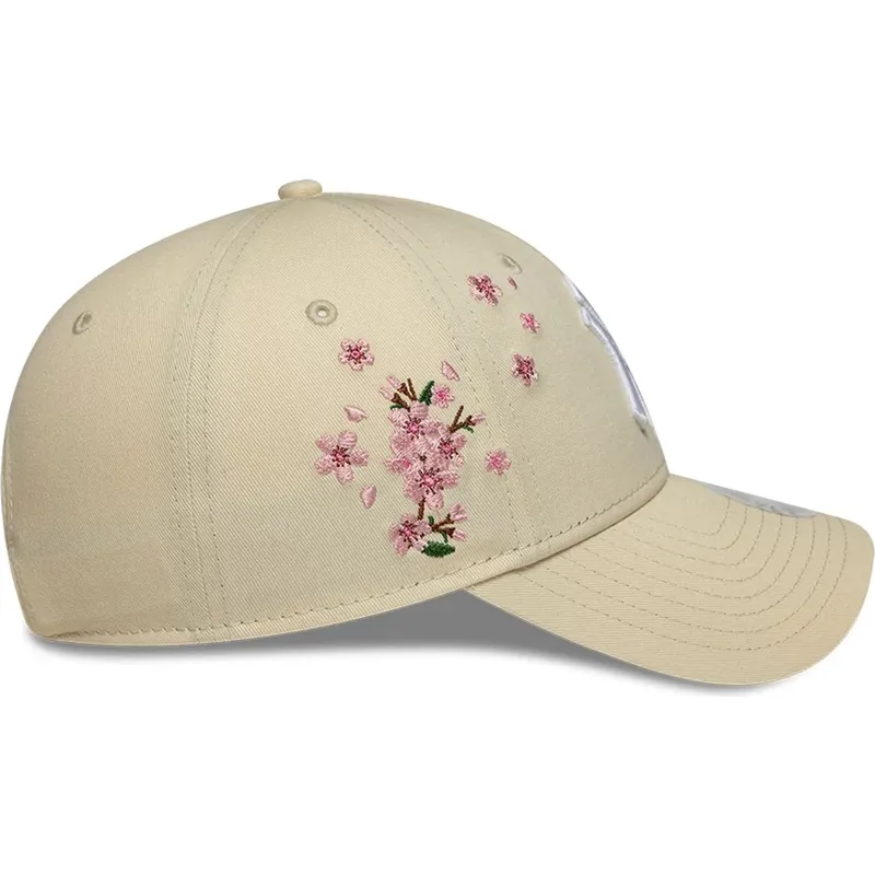 shapka-izvita-bezhov-reguliruem-9forty-floral-icon-side-na-new-york-yankees-mlb-ot-new-era
