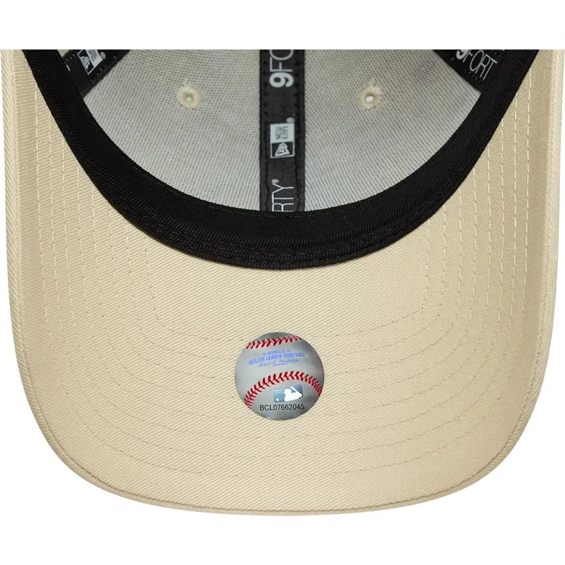shapka-izvita-bezhov-reguliruem-9forty-floral-icon-side-na-new-york-yankees-mlb-ot-new-era