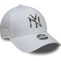 hvid-justerbar-buet-kasket-til-kvinder-9forty-floral-infill-fra-new-york-yankees-mlb-fra-new-era