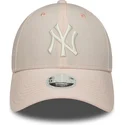 new-era-izvita-periferiya-damska-9forty-lenena-new-york-yankees-mlb-svetlorozova-reguliruema-shapka