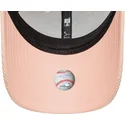 lyserod-justerbar-buet-kasket-med-lyserodt-logo-til-kvinder-9forty-mini-cord-fra-los-angeles-dodgers-mlb-fra-new-era