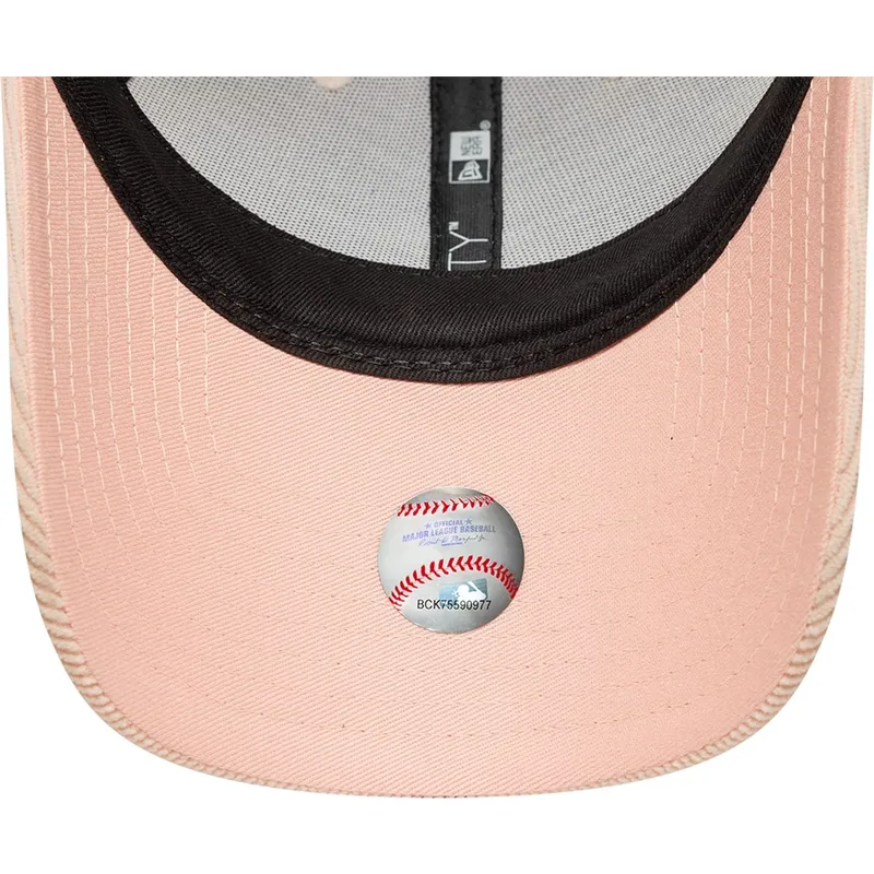 lyserod-justerbar-buet-kasket-med-lyserodt-logo-til-kvinder-9forty-mini-cord-fra-los-angeles-dodgers-mlb-fra-new-era