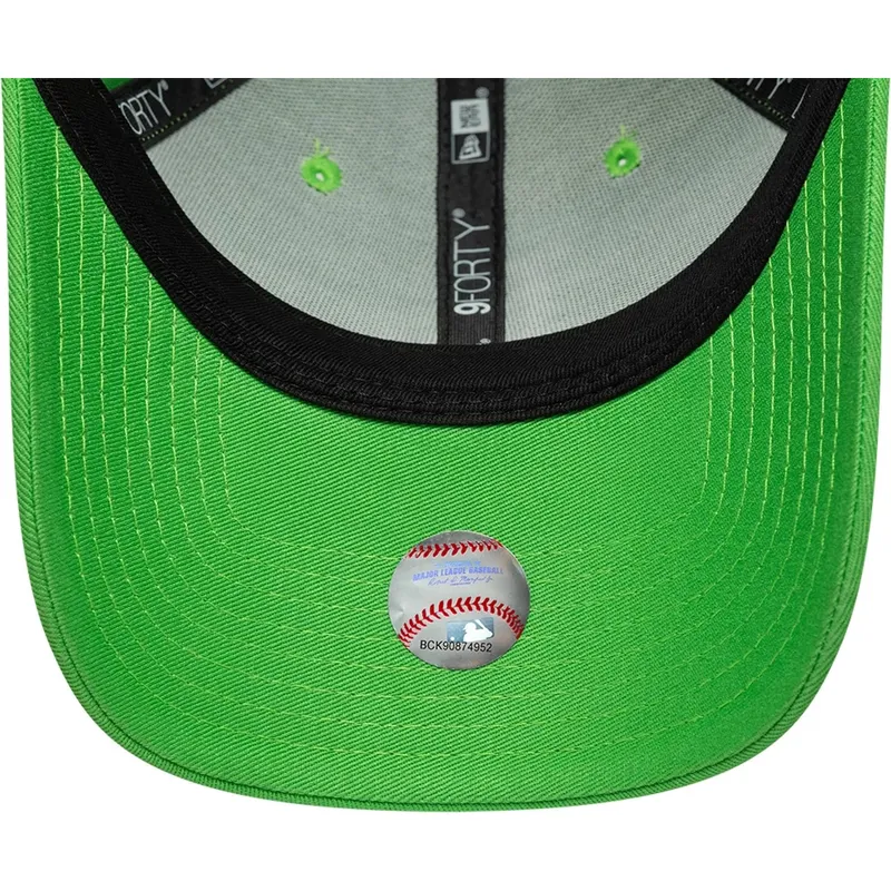 lysegron-justerbar-kurvet-kasket-med-hvidt-logo-9forty-league-essential-fra-los-angeles-dodgers-mlb-fra-new-era