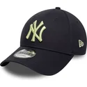 new-era-izvita-kozirka-zhlto-logo-9forty-league-essential-new-york-yankees-mlb-tmnosinya-reguliruema-shapka