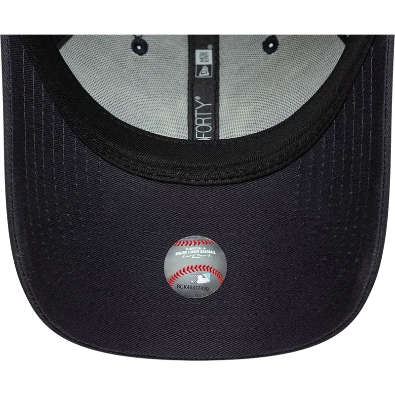morkebla-justerbar-buet-kasket-med-gult-logo-9forty-league-essential-fra-new-york-yankees-mlb-fra-new-era