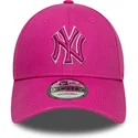 verstellbare-rosa-kappe-mit-gebogenem-schirm-und-rosa-logo-9forty-team-outline-der-new-york-yankees-mlb-von-new-era