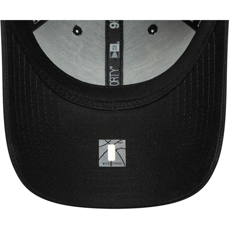 schwarze-verstellbare-curved-cap-mit-schwarzem-logo-9forty-team-outline-der-chicago-bulls-nba-von-new-era