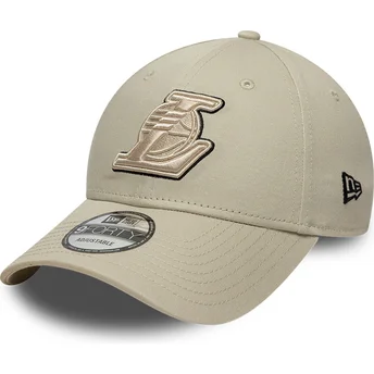 Buet beige justerbar kasket med beige logo 9FORTY Team Outline fra Los Angeles Lakers NBA fra New Era