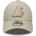 buet-beige-justerbar-kasket-med-beige-logo-9forty-team-outline-fra-los-angeles-lakers-nba-fra-new-era