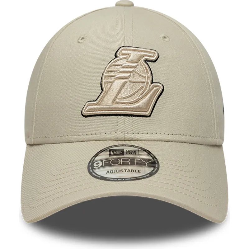buet-beige-justerbar-kasket-med-beige-logo-9forty-team-outline-fra-los-angeles-lakers-nba-fra-new-era