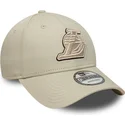 beige-verstellbare-curved-cap-mit-beigem-logo-9forty-team-outline-der-los-angeles-lakers-nba-von-new-era