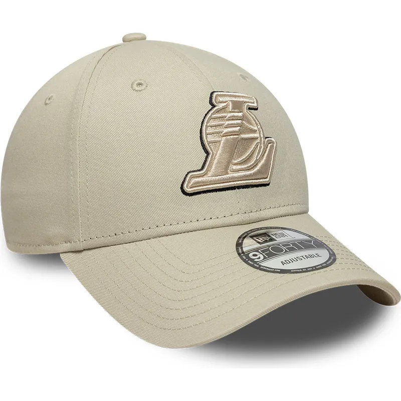 buet-beige-justerbar-kasket-med-beige-logo-9forty-team-outline-fra-los-angeles-lakers-nba-fra-new-era