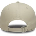buet-beige-justerbar-kasket-med-beige-logo-9forty-team-outline-fra-los-angeles-lakers-nba-fra-new-era