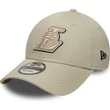 beige-verstellbare-curved-cap-mit-beigem-logo-9forty-team-outline-der-los-angeles-lakers-nba-von-new-era