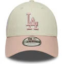 buet-beige-og-lyserod-justerbar-kasket-med-lyserodt-logo-9forty-world-series-patch-fra-los-angeles-dodgers-mlb-fra-new-era