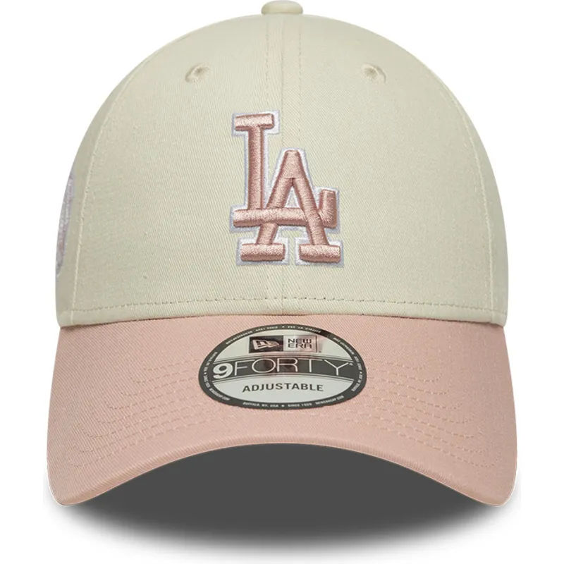 buet-beige-og-lyserod-justerbar-kasket-med-lyserodt-logo-9forty-world-series-patch-fra-los-angeles-dodgers-mlb-fra-new-era