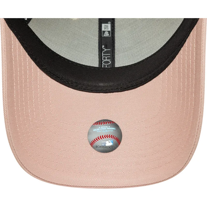 shapka-izvita-bezhov-reguliruema-rosa-rosa-9forty-world-series-patch-na-los-angeles-dodgers-mlb-ot-new-era
