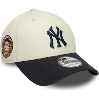 Beige und marineblaue verstellbare Curved Cap mit marineblauen Logo 9FORTY World Series der New York Yankees MLB von New Era