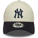 new-era-izvita-kozirka-tmnosino-logo-9forty-world-series-new-york-yankees-mlb-bezhova-i-tmnosinya-reguliruema-shapka