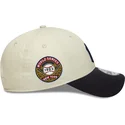 shapka-izvita-bezhov-adjustable-strap-y-marino-con-logo-marino-9forty-world-series-na-new-york-yankees-mlb-ot-new-era