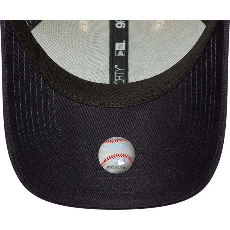 casquette-courbee-beige-et-bleue-marine-ajustable-avec-logo-bleu-marine-9forty-world-series-new-york-yankees-mlb-new-era