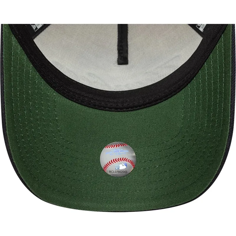 shapka-izvita-bezhov-snapbek-e-frame-city-icon-na-new-york-yankees-mlb-ot-new-era