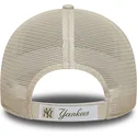 beige-verstellbare-trucker-kappe-mit-grunem-logo-9forty-homefield-midi-der-new-york-yankees-mlb-von-new-era