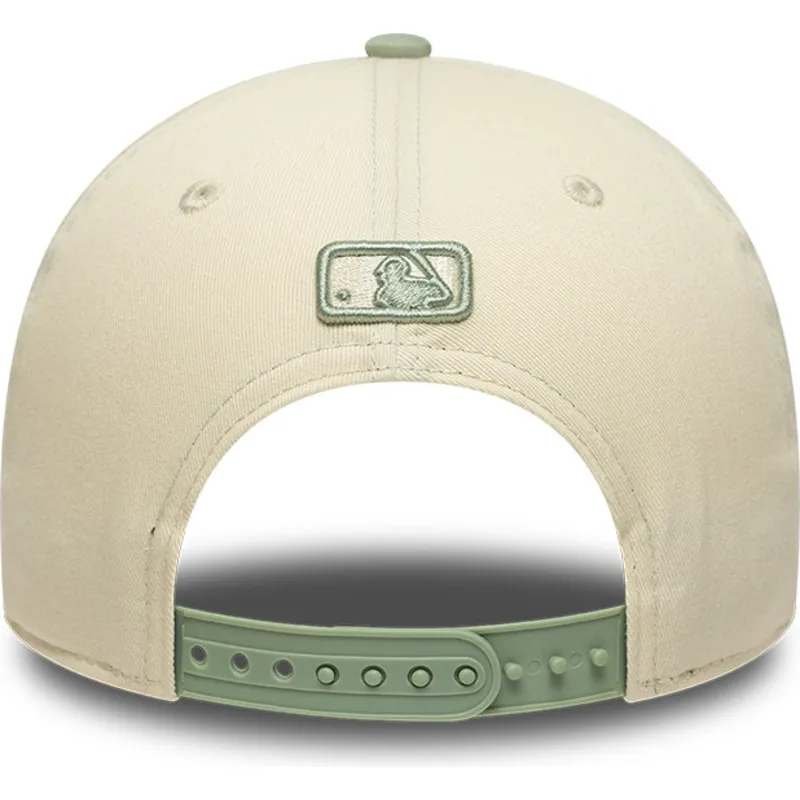 gorra-curva-beige-y-verde-snapback-con-logo-verde-9forty-m-crown-side-script-de-los-angeles-dodgers-mlb-de-new-era