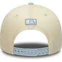 shapka-izvita-bezhov-snapbek-9forty-m-crown-side-script-na-new-york-yankees-mlb-ot-new-era