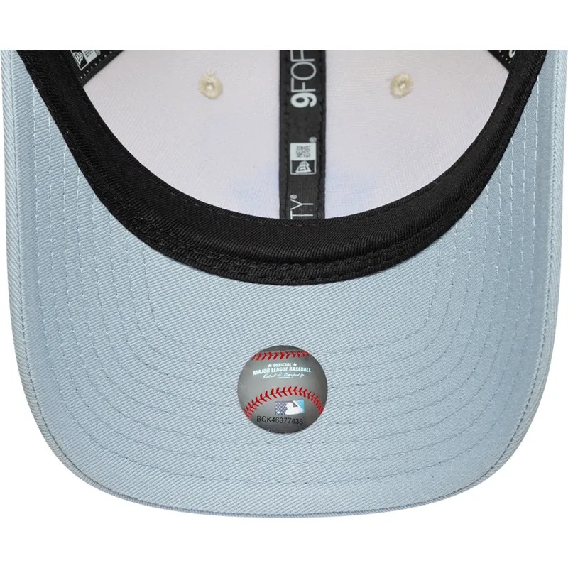 casquette-courbee-beige-et-bleue-snapback-avec-logo-bleu-9forty-m-crown-side-script-new-york-yankees-mlb-new-era