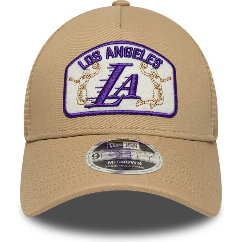 shapka-izvita-traker-bezhov-snapbek-9forty-m-crown-a-frame-na-los-angeles-lakers-nba-ot-new-era