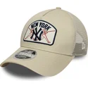 shapka-izvita-bezhov-snapbek-9forty-m-crown-a-frame-na-new-york-yankees-mlb-ot-new-era
