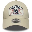 shapka-izvita-bezhov-snapbek-9forty-m-crown-a-frame-na-new-york-yankees-mlb-ot-new-era