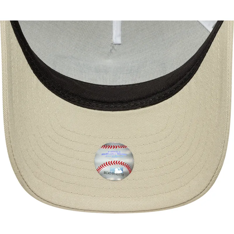shapka-izvita-traker-bezhov-snapbek-9forty-m-crown-a-frame-na-new-york-yankees-mlb-ot-new-era
