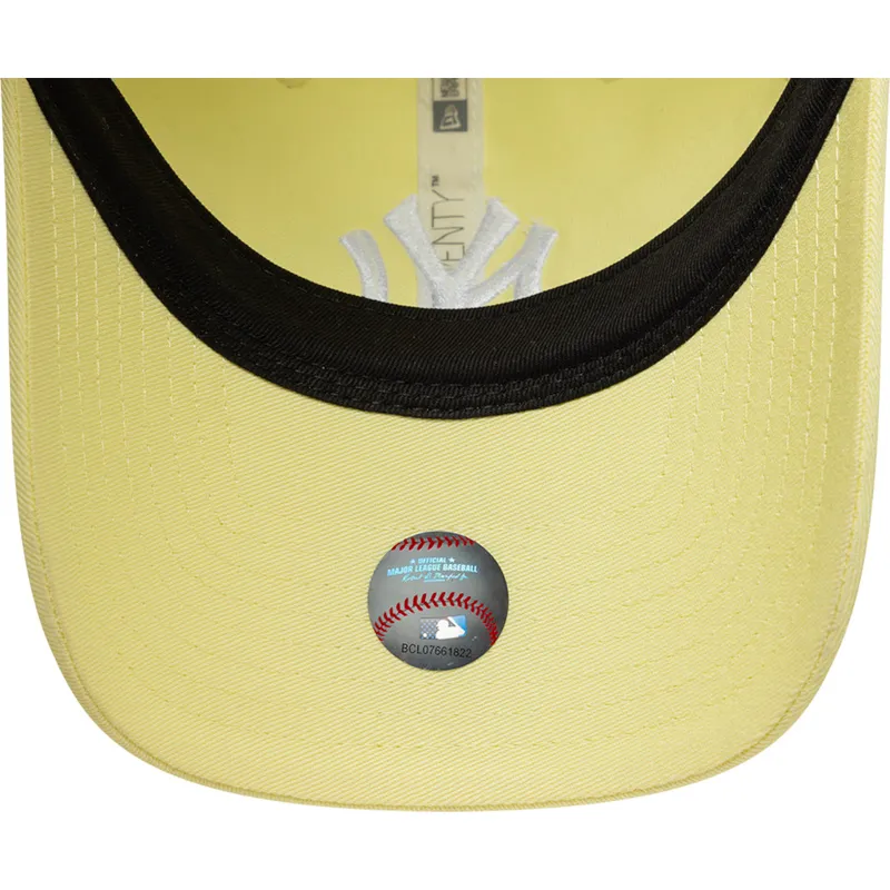 gorra-curva-amarilla-claro-ajustable-9twenty-league-essential-de-new-york-yankees-mlb-de-new-era