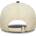 buet-beige-og-sort-justerbar-kasket-9twenty-wash-distress-a-frame-fra-new-era