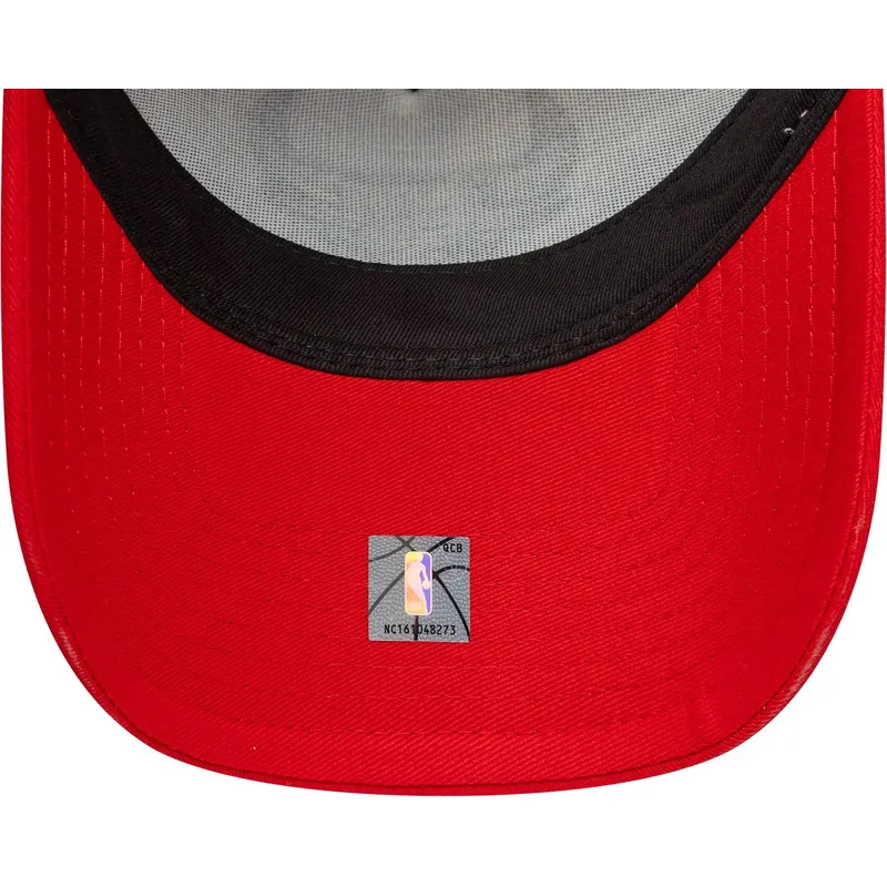 shapka-izvita-traker-chervena-snapbek-a-frame-side-patch-na-chicago-bulls-nba-ot-new-era