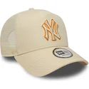gorra-trucker-beige-con-logo-beige-a-frame-outline-de-new-york-yankees-mlb-de-new-era