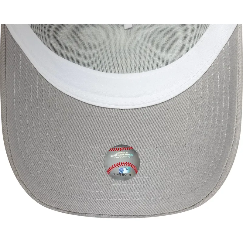 shapka-izvita-traker-siv-snapbek-a-frame-side-patch-na-new-york-yankees-mlb-ot-new-era