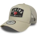 shapka-izvita-traker-bezhov-snapbek-a-frame-summer-patch-ot-new-era