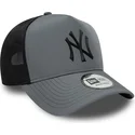 shapka-izvita-siv-snapbek-cheren-a-frame-sport-na-new-york-yankees-mlb-ot-new-era