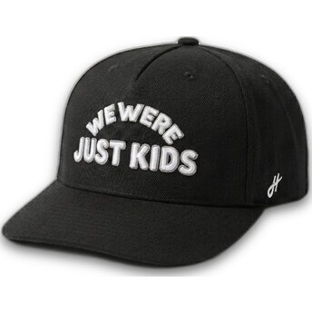 Sort snapback-kasket med buet skygge Just Kids Outline The Retro fra Homenage