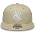 shapka-ploska-bezhov-snapbek-9fifty-league-essential-na-new-york-yankees-mlb-ot-new-era