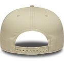 new-era-ploska-kozirka-byalo-logo-9fifty-league-essential-new-york-yankees-mlb-bezhova-shapka-s-tik-tak-zakopchavane